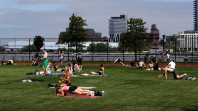 Gente relajándose y haciendo ejercicio en un parque de la ciudad de Nuieva York. La Gran Manzana sigue siendo el epicentro de la pandemia en EEUU.