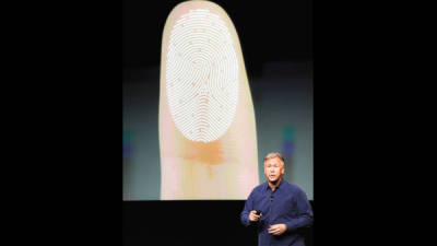 Phil Schiller, vicepresidente a nivel global de marketing para Apple, durante la presentación del iPhone 5S, que viene con escáner de huellas digitales.