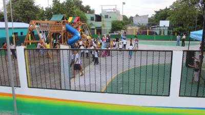 Niños disfrutan en el parque infantil de La Pradera.