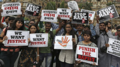 Manifestación en contra de la violación colectiva de periodista en la India.