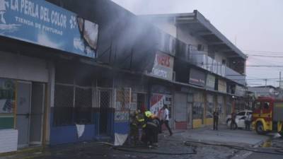 El incendio en el negocio de venta de repuestos de motocicletas fue en horas de la tarde de ayer en el barrio Santa Anita.