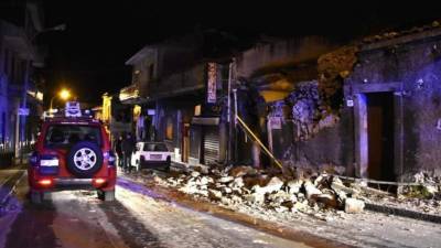 Escombros junto a una vivienda en la localidad siciliana de Fleri en la provincia de Catania, Italia, hoy, 26 de diciembre de 2018. EFE