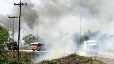 El humo a causa de las quemas reduce la visibilidad de conductores.