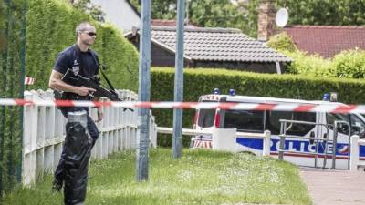 Miembros de la policía junto al perímetro de seguridad establecido en la residencia donde dos de sus compañeros fueron asesinados por un terrorista. Foto EFE/ /Christophe Petit Tesson.