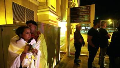 Varias personas permanecen a la entrada del hotel Mandalay Bay, cerca del lugar donde se produjo un tiroteo indiscriminado la pasada noche en Las Vegas, Estados Unidos, con 50 personas muertas.