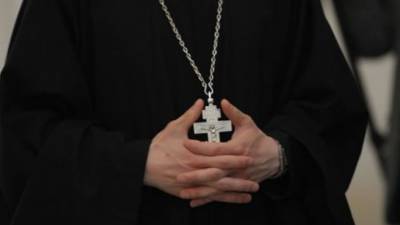 Cura sorprendió al anunciar en misa que será padre de una niña.