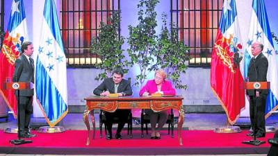 El mandatario Juan Orlando Hernández y la presidenta Michelle Bachelet firmaron acuerdos de cooperación bilateral.
