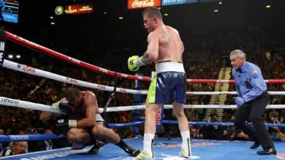 Saúl 'Canelo' Álvarez venció al ruso Sergei Kovalev con un tremendo nocaut. Foto AFP