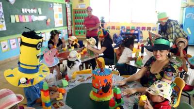 El jardín de niños San Juan Bosco, ubicado en la colonia Colvisula, celebró ayer el día del sombrero loco.