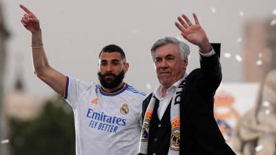 Ancelotti junto a Karim Benzema en los festejos que tuvo Real Madrid tras ganar el título de la Liga de España.