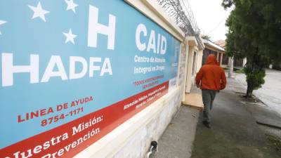 La línea de ayuda de la clínica del Ihadfa es 8754-1171 y trabajan de 7:00 am a 7:00 pm para que los trabajadores puedan acudir después de su jornada.