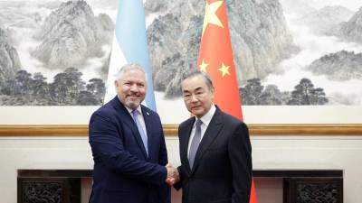 El ministro de Exteriores de China, Wang Yi, y su homólogo hondureño, Eduardo Reina, se reunieron en Pekín este miércoles para discutir el fortalecimiento de la “rápida evolución” en sus relaciones bilaterales, vigentes desde el pasado 26 de marzo.