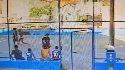 Video del momento en que le disparan en cancha de fútbol