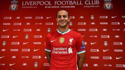 Thiago Alcántara ya es nuevo fichaje del Liverpool. Ya posa con el uniforme red.