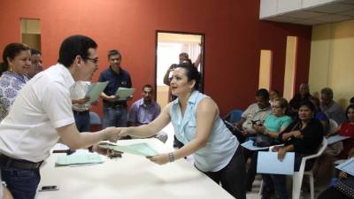 Los certificados fueron entregados a las nuevas microempresarias que tienen ya su propio negocio.