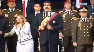 El presidente venezolano, Nicolás Maduro, salió ileso de un supuesto atentado con explosivos ocurrido ayer en Caracas y responsabilizó a la oposición y a su homólogo colombiano, Juan Manuel Santos del ataque.