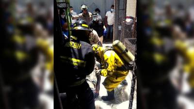 Bomberos rescataron el cuerpo del hombre, aún con vida, pero murió instantes después.
