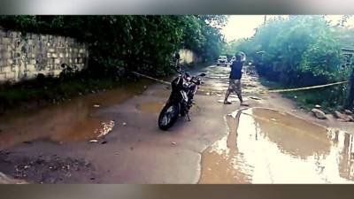 El cuerpo del menor quedó tendido en uno de los pasajes. Fotografía: Captura de pantalla cortesía de Teleprogreso