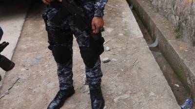 Las fuerzas de seguridad buscan capturar a los responsables del hecho. Foto ilustrativa de un agente hondureño de seguridad.