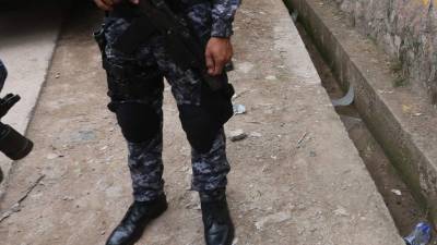 Las fuerzas de seguridad buscan capturar a los responsables del hecho. Foto ilustrativa de un agente hondureño de seguridad.