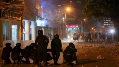 Bolivia se convirtió en el nuevo escenario de una oleada de violentas manifestaciones que azotan Sudamérica. Miles de opositores de Evo Morales salieron a las calles este miércoles en protesta por los resultados de las elecciones del domingo que dan como ganador de la primera vuelta a Morales.