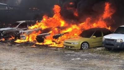 El fuego inició en el lugar donde estaban las cuatrimotos y se extendió a los otros vehículos.