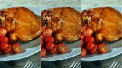 Servir las chuletas con alguna ensalada o sus complementos preferidos.