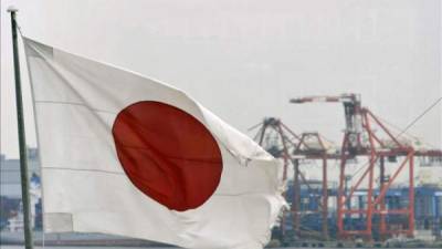 Una bandera de Japón ondea en un puerto japonés. EFE