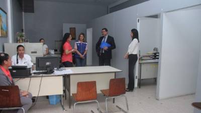 Funcionarios de la OIM, la vicealcaldesa Lilia Umaña y los empleados de la nueva ventanilla. Foto: Cristina Santos