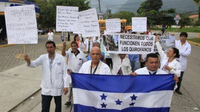 Los médicos se plantaron ayer frente al Rivas y luego salieron a la calle.