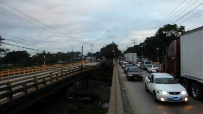 Los conductores han sido los más afectados con el mal estado del puente.