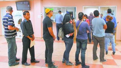 Centenares de personas acuden al juzgado.