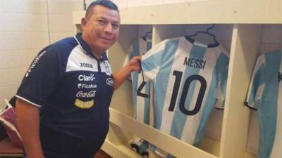 La imagen del utilero se volvió viral en las redes. Foto twitter.