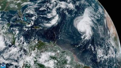 Fotografía tomada a las 10:20 horas locales (14:20 GMT) cedida este viernes por la Administración Nacional Oceánica y Atmosférica (NOAA) por vía del Centro Nacional de Huracanes (NHC) donde se muestra a la tormenta Karen y el huracán Lorenzo. EFE/ NOAA-STAR/NHC