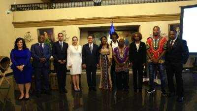 La pareje presidencial posa junto con algunos de los galardonados.