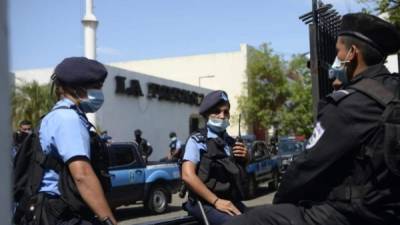 Patrulleros abandonan la sede del medio de comunicación en Managua. Fotografía: La Prensa Nicaragua