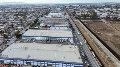 Fotografía aérea de la garita de aduanas de transporte en Tijuana (México).