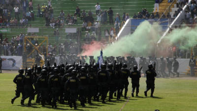 El presidente de Honduras, Juan Orlando Hernández dio instrucciones a la Policía Militar de Orden Público y a la Tropa de Inteligencia y Grupos de Respuesta Especial de Seguridad, para que comiencen las acciones encaminadas a recobrar la paz en Honduras.