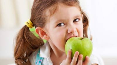 El consumo de una manzana al día ayuda a mantenerse sano.