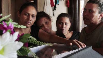 Madre, tía y hermanas de José Omar Ruiz lloran sobre su féretro. Fotos: Cristina Santos.