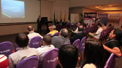 En la conferencia participan de 250 a 300 personas del área de ortopedia.