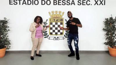 Jorge Benguché y su madre Kenia Ramírez con el escudo del Boavista.