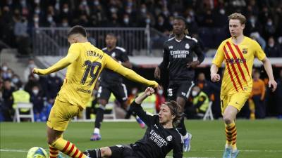 Ferran Torres golpea el balón ante el centrocampista croata del Real Madrid, Luka Modric, para conseguir el tercer gol del equipo blaugrana durante el partido de Liga en Primera División. Foto EFE.