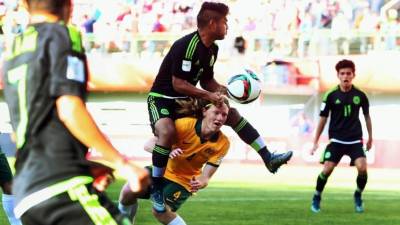 El mexicano Eduardo Aguirre salta sobre el australiano Kye Rowles. Foto FIFA.com