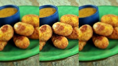 Servir las croquetas con la salsa de su preferencia.