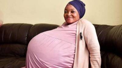 La sudafricana, de 37 años de edad, se convertiría en la mujer con el parto más grande de la historia.