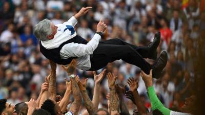 Carlo Ancelotti recibió el cariño de sus jugadores en los festejos del título de Liga del Real Madrid.
