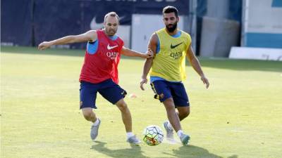 Iniesta y Turan se quedaron en casa aquejados de la misma dolencia.