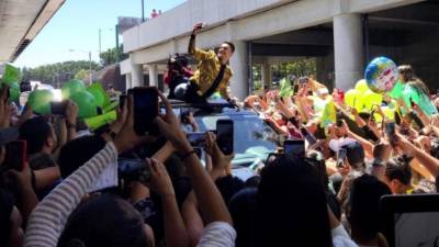 Cientos de guatemaltecos recibieron ayer como un 'rey' al cantante Dennis Arana tras su exitoso paso por el reality musical La Academia en México.