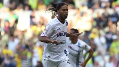 Ronaldinho fue aclamado hasta por los propios aficionados rivales del América.